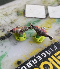 FERRET FINGERBOARDS - CUSTOM SPLATTER-DIP TRUCKS 2